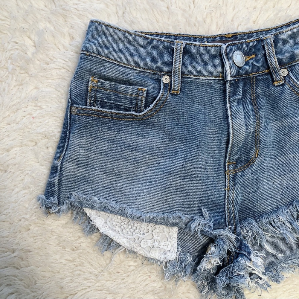 Kendall & Kylie Frayed Hem Jean Shorts Size 1 - Picture 3 of 8